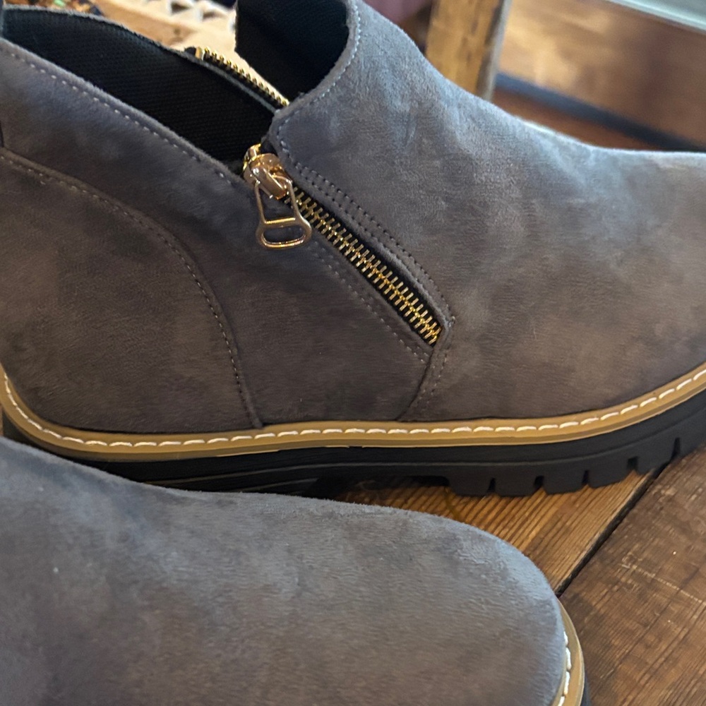 Chic Dark Gray Suede Boots